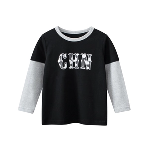 Détail d'un t-shirt à manches longues pour enfant avec design trompe-l'œil et CHN