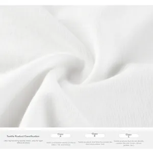 Gros plan sur le tissu en coton blanc de haute qualité montrant la texture douce de classe A