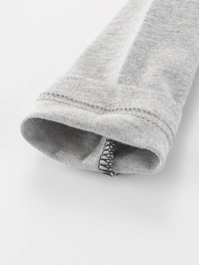 T-shirt gris à manches longues pour garçon avec détails de couture aux poignets