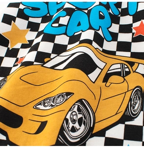 Gros plan détaillé d'un t-shirt enfant en coton avec imprimé voiture de sport et drapeau