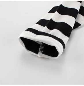 Détail de la manche en coton à rayures noires et blanches avec double couture renforcée