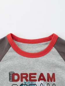T-shirt gris à manches raglan pour enfants avec imprimé DREAM rouge et col rond côtelé