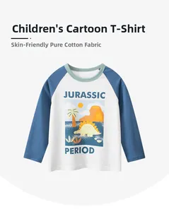 Détail d'un t-shirt enfant en coton à manches longues raglan bleues avec imprimé dinosaure