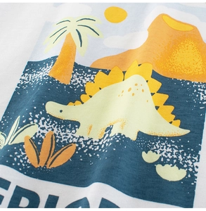 Gros plan sur maille de coton avec imprimé dessin animé dinosaure et volcan coloré