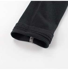 Gros plan détaillé des poignets en maille noire avec coutures renforcées et boucle interne