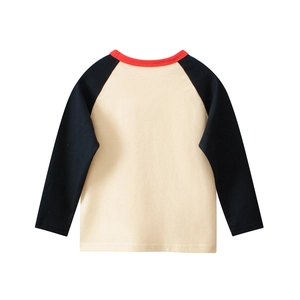 Détail d'un t-shirt à manches raglan pour enfant avec manches contrastées et col rouge