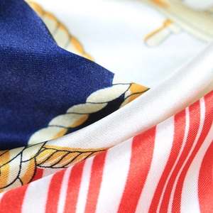 Carré de soie aux motifs nautiques avec rayures rouges blanches et bleues
