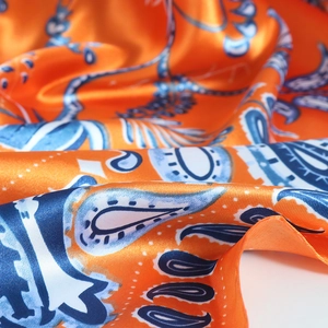 Pañuelo cuadrado de satén 90 cm con estampado paisley naranja y acabado brillo