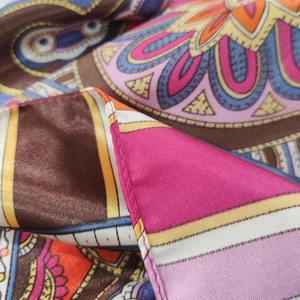 Pañuelo de seda satinada vintage 90cm con estampado paisley y bordes cosidos de calidad