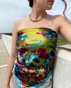 Carré en satin vert olive à imprimé fleuri porté en haut bustier très élégant
