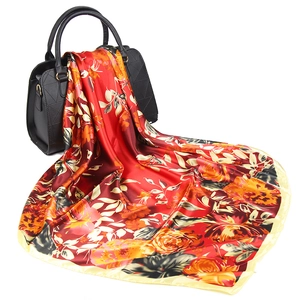 Carré de soie satiné de 90 cm avec imprimé floral rouge et texture soyeuse pour femme