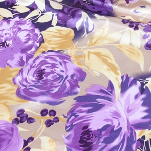 Carré de soie satiné de 90cm avec imprimé floral violet et texture lisse brillante