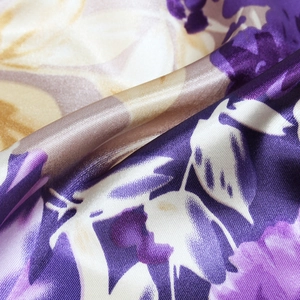 Carré de soie satiné de 90 cm avec imprimé floral violet et texture soyeuse élégante