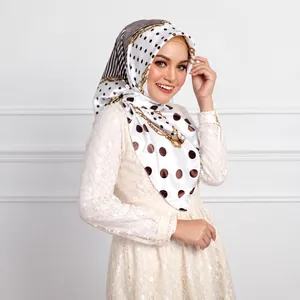 Élégant carré de soie satinée à pois avec motifs de chaînes dorées pour femmes
