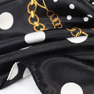 Carré de soie satiné noir à pois blancs et motifs de chaînes dorées, taille 90x90cm
