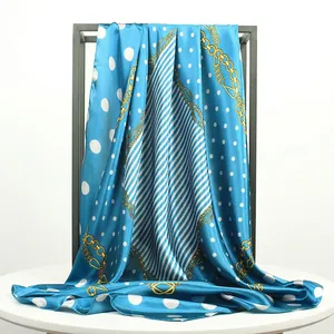 Foulard en satin bleu ciel à pois et motifs chaînes dorées pour femmes chic