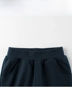 Détail de la taille élastique côtelée et des poches latérales sur ce short en tricot