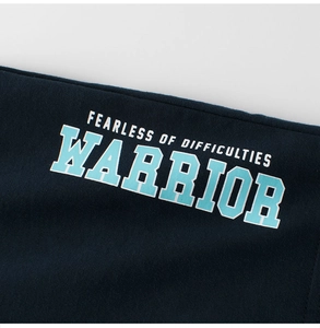 Détail macro du short en maille bleu marine pour enfants avec imprimé guerrier bleu