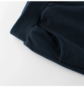 Détails du short en maille bleu marine avec taille élastique côtelée et poches latérales