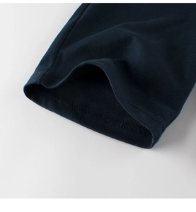 Vue détaillée du tissu en maille bleu marine avec une couture double aiguille précise