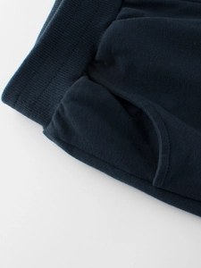 Short en tricot bleu foncé pour garçons avec taille élastique et poches latérales