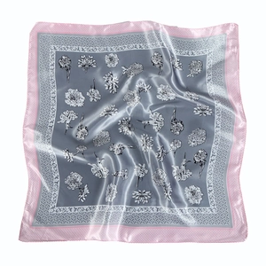 Carré de soie élégant à motif floral léopard rose et gris avec finition satinée lisse