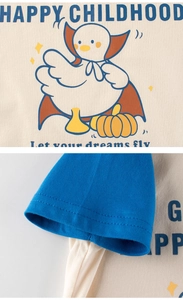Détail de t-shirt enfant en coton avec imprimé canard et coutures bleues aux manches