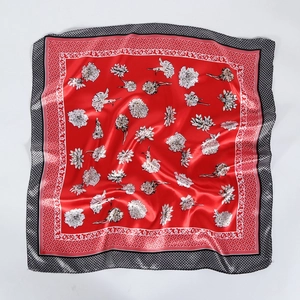 Carré de soie rouge à imprimé léopard avec motifs floraux et bordures décoratives
