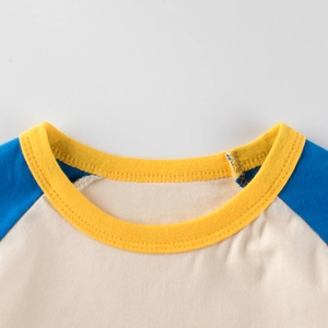 T-shirt raglan pour enfant avec col côtelé jaune et manches bleues contrastées