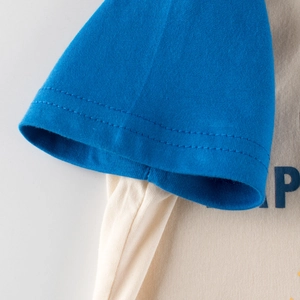 T-shirt pour enfants avec manches raglan bleues contrastées et motif imprimé de lettres