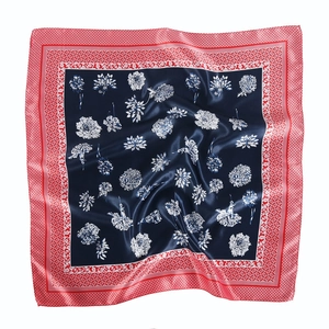 Carré de soie à imprimé floral léopard bleu marine avec bordure géométrique rouge vif