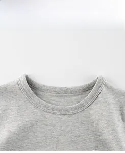 Dettaglio dello scollo di una t-shirt grigia in cotone con doppia cucitura e stampa bianca