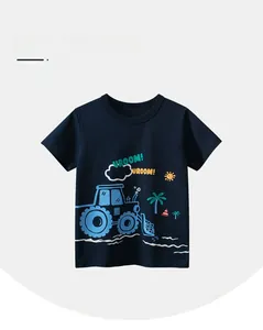 Détail d'un t-shirt en coton pour garçon avec imprimé tracteur et lettrage VROOM
