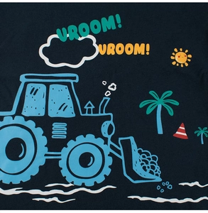 Détail d'un t-shirt enfant avec imprimé bulldozer bleu et texte VROOM sur coton marine