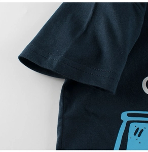 Gros plan détaillé du t-shirt en coton bleu marine avec couture double aiguille précise