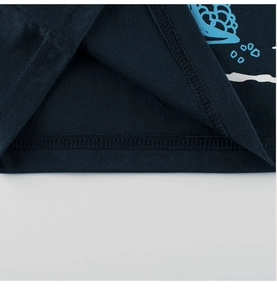 Détails de l'ourlet à double couture et de la texture d'un t-shirt bleu en gros plan