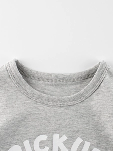 Dettaglio dello scollo di una t-shirt grigio chiaro con colletto a costine e stampa bianca