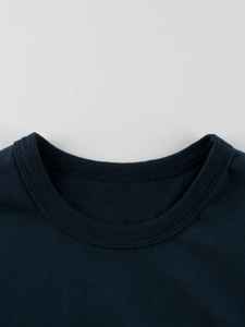 T-shirt en coton bleu marine pour garçon montrant les détails de couture du col