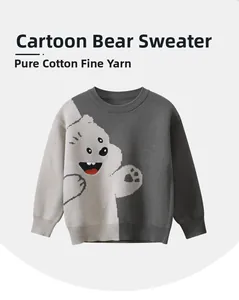 Dettaglio del maglione in maglia di cotone con orso cartoon e design a due tonalità