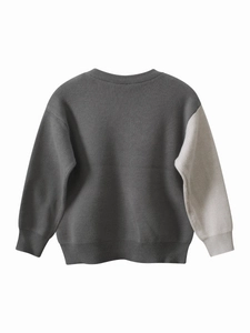 Maglione in maglia per bambini con design color-block grigio e crema e girocollo classico