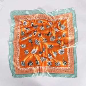 Carré de soie orange à imprimé floral avec bordure géométrique vert menthe