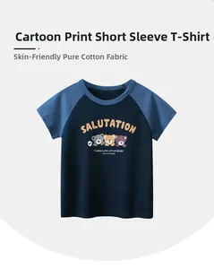 Détail du t-shirt enfant avec manches raglan, motifs d'ours et tissu en coton doux
