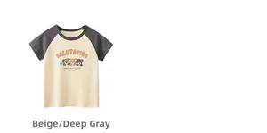 Détail des manches raglan et de l'imprimé ours sur le t-shirt en coton beige pour enfants