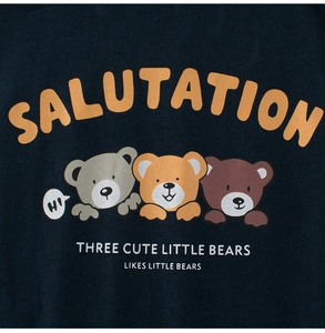 Détail macro de l'imprimé ours et du tissu en coton sur un t-shirt bleu marine enfant