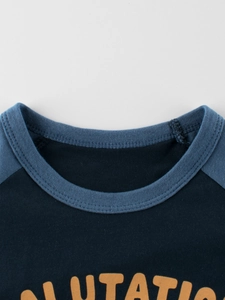 T-shirt en coton pour enfants bleu marine à manches raglan grises et col rond côtelé