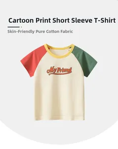 Détail d'un T-shirt enfant color-block avec manches raglan et coton respectueux de la peau