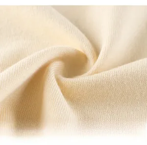 Détail macro du tissu en maille côtelée crème pour t-shirt doux pour bébé