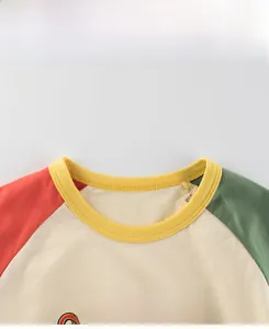Détail d'un t-shirt enfant en coton avec manches raglan et imprimé vintage My Friend