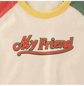 Détail d'un t-shirt en coton coloré avec col côtelé jaune et imprimé My Friend