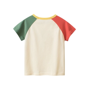 Détail du t-shirt enfant en coton color-block avec col jaune et manches raglan